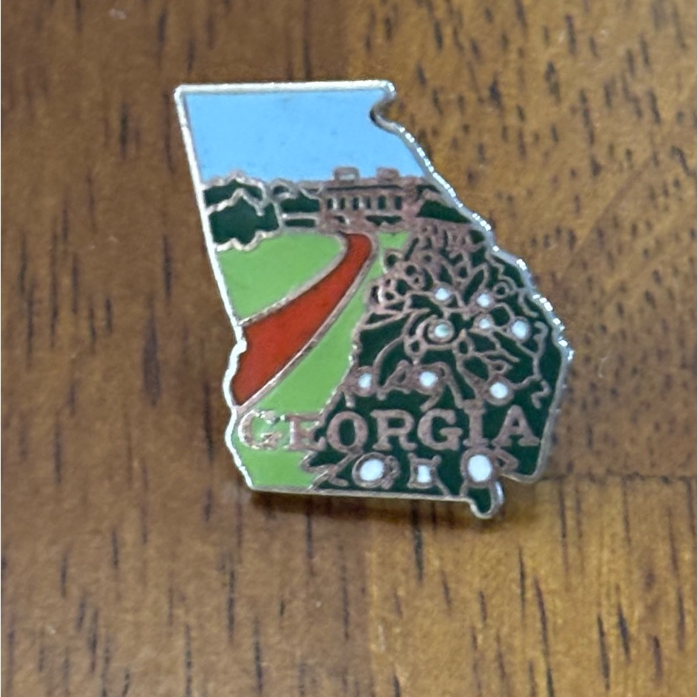 Vintage GEORGIA State Souvenir Enamel Lapel Pin PEACH Trees Mansion Sky